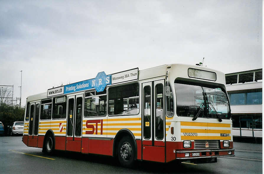 (065'120) - STI Thun - Nr. 30/BE 419'030 - Volvo/R&J (ex SAT Thun Nr. 30) am 15. Januar 2004 bei der Schifflndte Thun