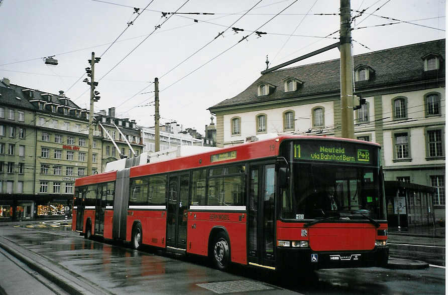 (065'125) - Bernmobil, Bern - Nr. 19 - NAW/Hess Gelenktrolleybus am 18. Januar 2004 beim Bahnhof Bern