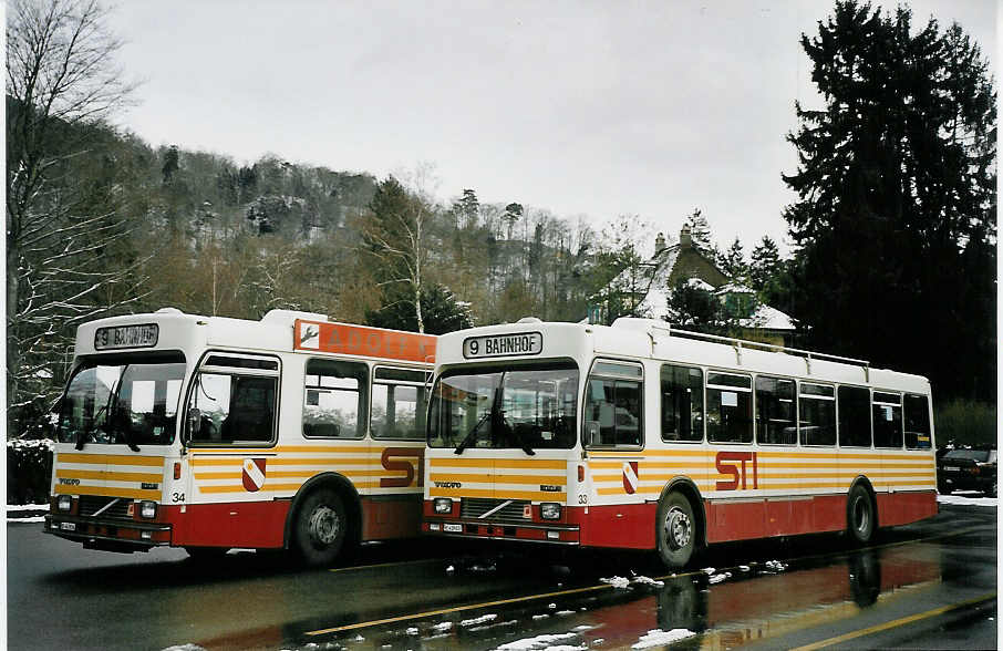 (065'226) - STI Thun - Nr. 34/BE 443'834 + Nr. 33/BE 419'033 - Volvo/R&J (ex SAT Thun Nr. 34 + Nr. 33) am 28. Januar 2004 bei der Schifflndte Thun