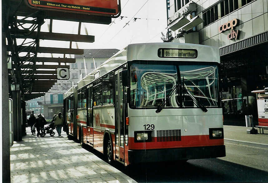 (065'521) - WV Winterthur - Nr. 129 - Saurer/FHS Gelenktrolleybus am 16. Februar 2004 beim Hauptbahnhof Winterthur