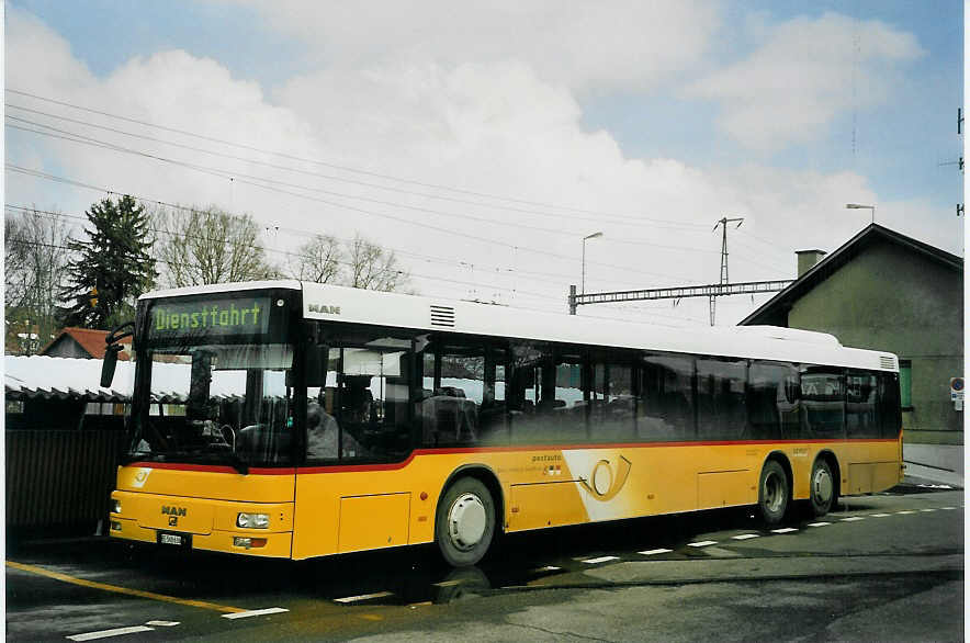 (065'813) - Engeloch, Riggisberg - Nr. 13/BE 568'636 - MAN am 29. Februar 2004 beim Bahnhof Schwarzenburg