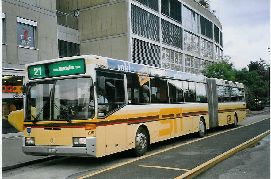 (067'619) - STI Thun - Nr. 65/BE 435'065 - Mercedes am 22. Mai 2004 beim Bahnhof Thun