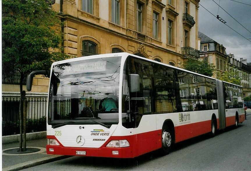 (067'710) - VR La Chaux-de-Fonds - Nr. 225/NE 107'225 - Mercedes am 22. Mai 2004 in Neuchtel, Place Pury