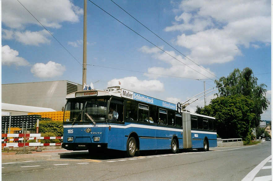 (067'901) - VBL Luzern - Nr. 165 - Volvo/Hess Gelenktrolleybus am 23. Mai 2004 in Kriens, Eichhof