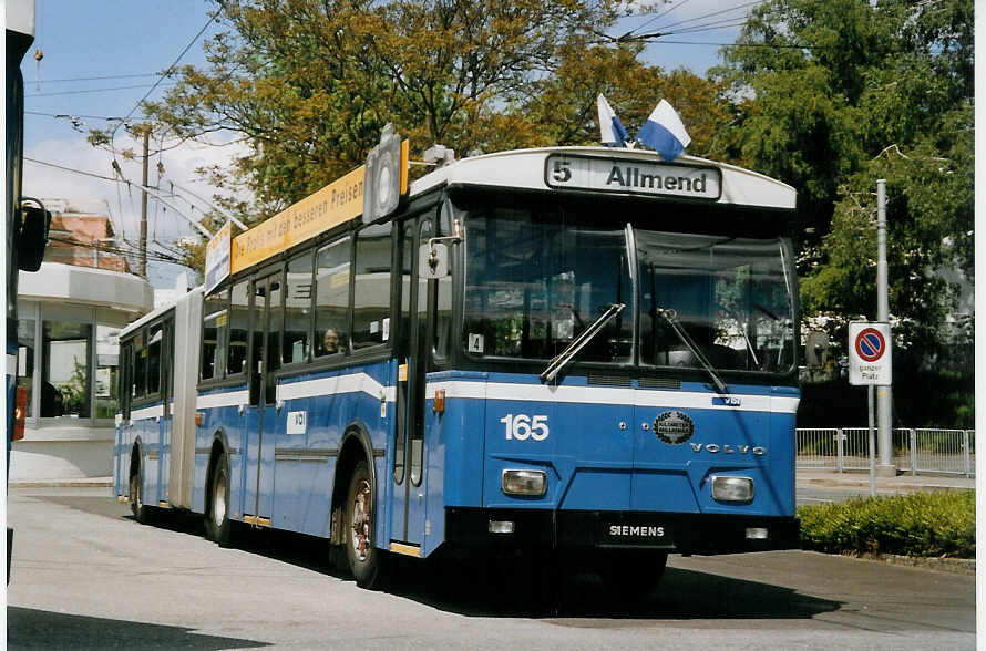 (067'918) - VBL Luzern - Nr. 165 - Volvo/Hess Gelenktrolleybus am 23. Mai 2004 in Luzern, Allmend