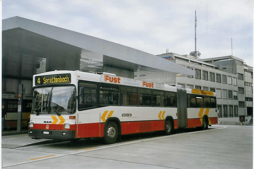 (068'332) - RVBW Wettingen - Nr. 122/AG 19'190 - MAN/R&J am 19. Juni 2004 beim Bahnhof Baden