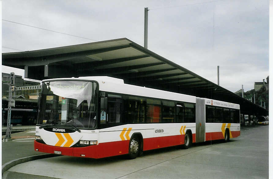 (068'411) - RVBW Wettingen - Nr. 135/AG 367'948 - Scania/Hess am 19. Juni 2004 beim Bahnhof Baden