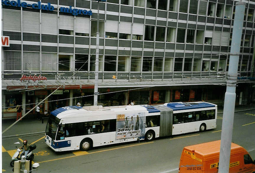 (069'111) - TL Lausanne - Nr. 554/VD 1569 - Van Hool am 8. Juli 2004 in Lausanne, Place Riponne