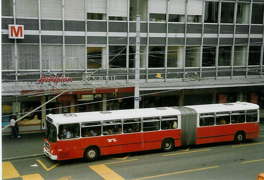 (069'113) - TL Lausanne - Nr. 451/VD 1534 - MAN am 8. Juli 2004 in Lausanne, Place Riponne