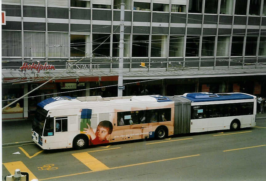 (069'121) - TL Lausanne - Nr. 550/VD 1524 - Van Hool am 8. Juli 2004 in Lausanne, Place Riponne