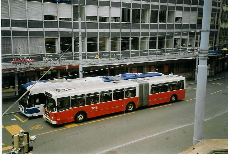 (069'125) - TL Lausanne - Nr. 462/VD 1334 - MAN/Lauber am 8. Juli 2004 in Lausanne, Place Riponne