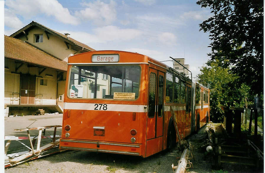 (069'331) - SVB Bern (RWB) - Nr. 278 - FBW/Hess-R&J am 10. Juli 2004 beim Bahnhof Wikon