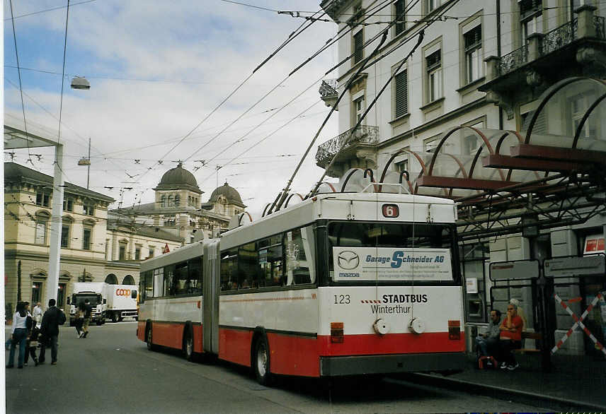 (070'102) - SW Winterthur - Nr. 123 - Saurer/FHS Gelenktrolleybus am 21. August 2004 beim Hauptbahnhof Winterthur