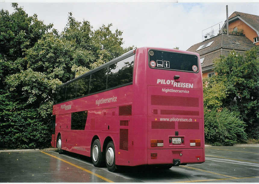 (070'115) - Pilot-Reisen, Weggis - LU 180'024 - Van Hool am 21. August 2004 in Zrich, Sihlquai