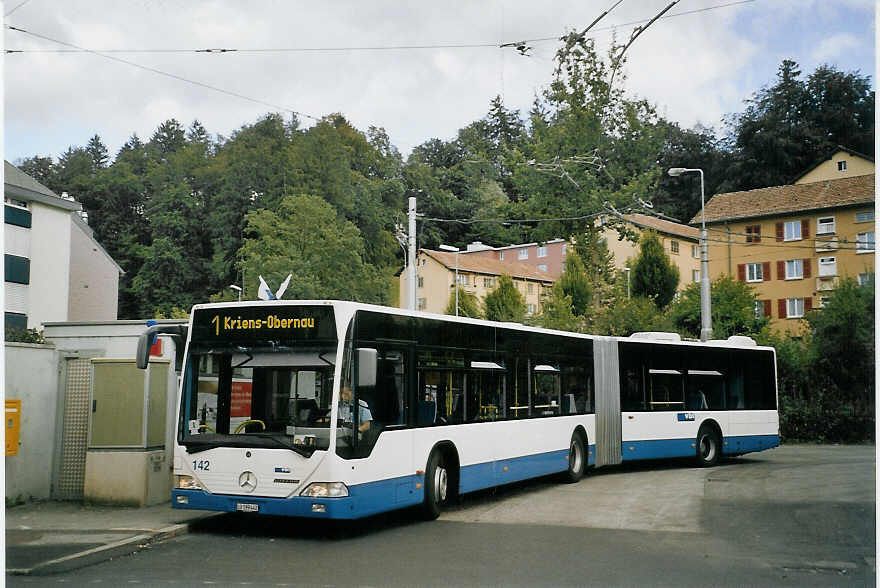 (070'307) - VBL Luzern - Nr. 142/LU 199'442 - Mercedes am 21. August 2004 in Luzern, Maihof