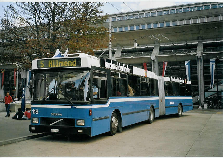 (070'309) - VBL Luzern - Nr. 118/LU 15'092 - Volvo/Hess am 21. August 2004 beim Bahnhof Luzern