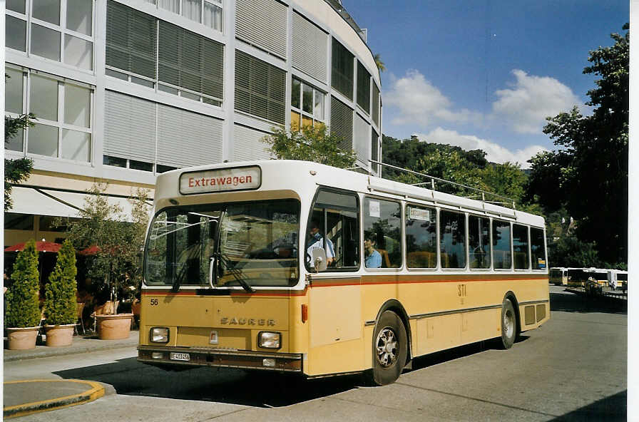 (070'336) - STI Thun - Nr. 56/BE 413'456 - Saurer/R&J am 22. August 2004 beim Bahnhof Thun