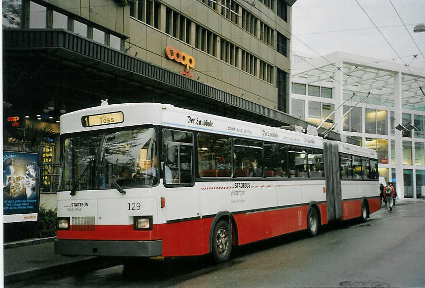 (071'025) - SW Winterthur - Nr. 129 - Saurer/FHS Gelenktrolleybus am 15. September 2004 beim Hauptbahnhof Winterthur