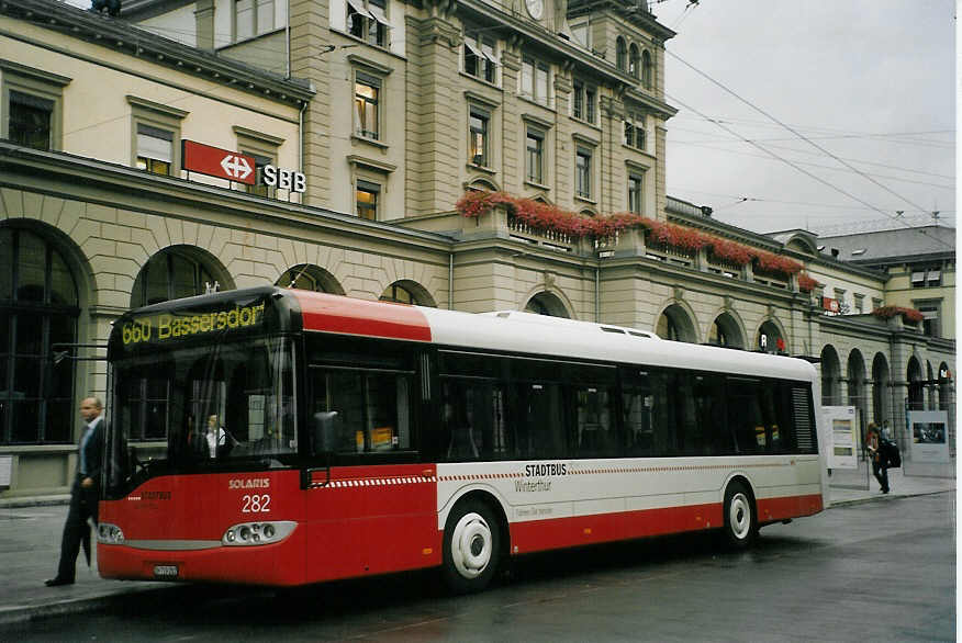 (071'028) - SW Winterthur - Nr. 282/ZH 719'282 - Solaris am 15. September 2004 beim Hauptbahnhof Winterthur