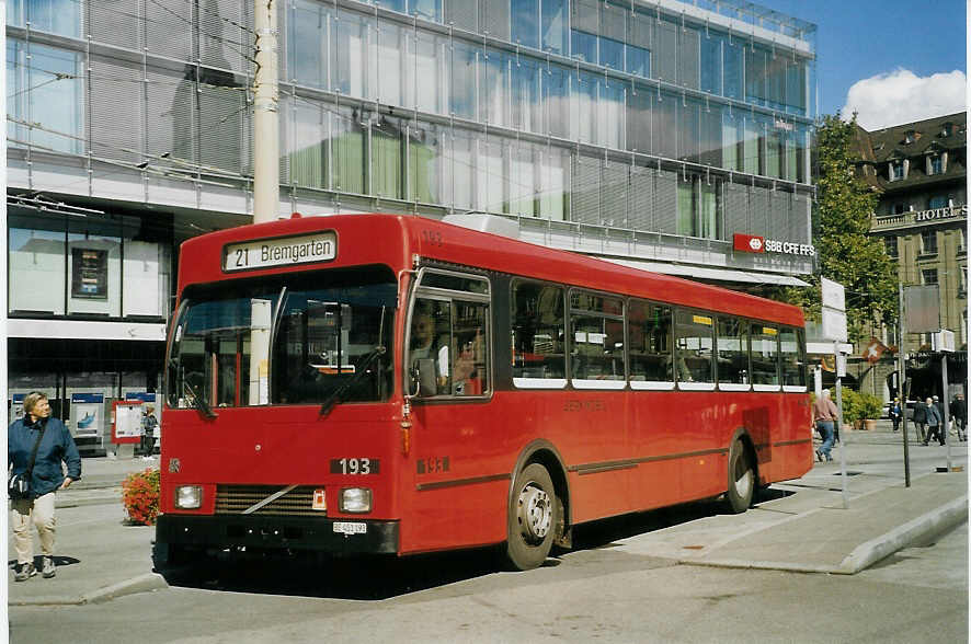 (071'208) - Bernmobil, Bern - Nr. 193/BE 451'193 - Volvo/Gangloff am 24. September 2004 beim Bahnhof Bern