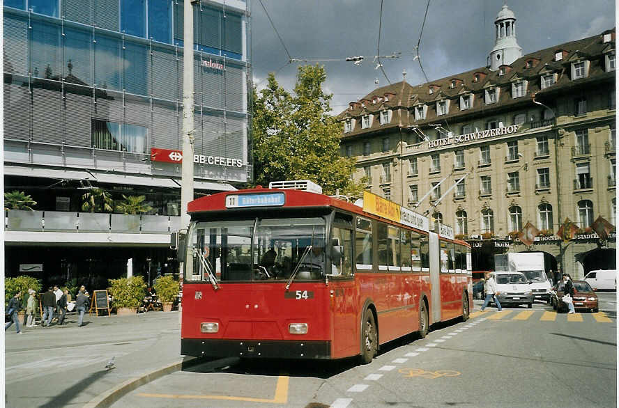 (071'214) - Bernmobil, Bern - Nr. 54 - FBW/Hess Gelenktrolleybus am 24. September 2004 beim Bahnhof Bern