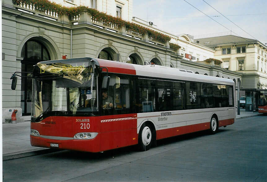 (071'425) - SW Winterthur - Nr. 210/ZH 730'210 - Solaris am 4. Oktober 2004 beim Hauptbahnhof Winterthur