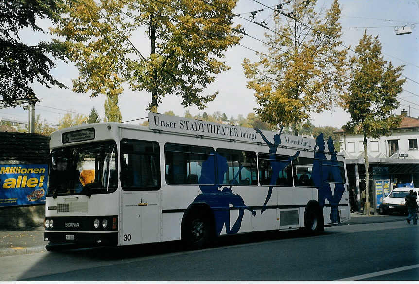 (071'523) - VBSH Schaffhausen - Nr. 30/SH 38'030 - Scania/FHS (ex Nr. 16) am 4. Oktober 2004 beim Bahnhof Schaffhausen