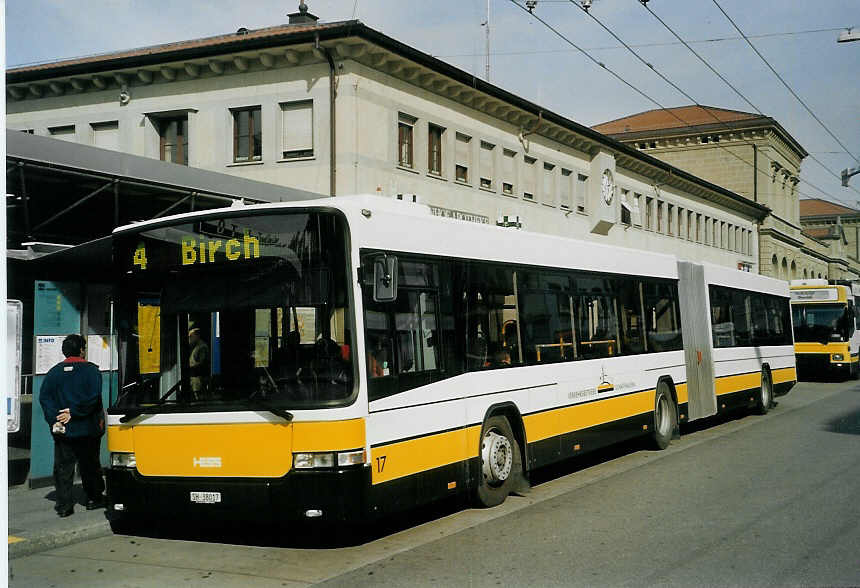 (071'525) - VBSH Schaffhausen - Nr. 17/SH 38'017 - Volvo/Hess am 4. Oktober 2004 beim Bahnhof Schaffhausen