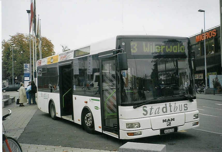 (072'121 - Wick, Wil - Nr. 3/SG 245'703 - MAN/Gppel am 11. Oktober 2004 beim Bahnhof Wil