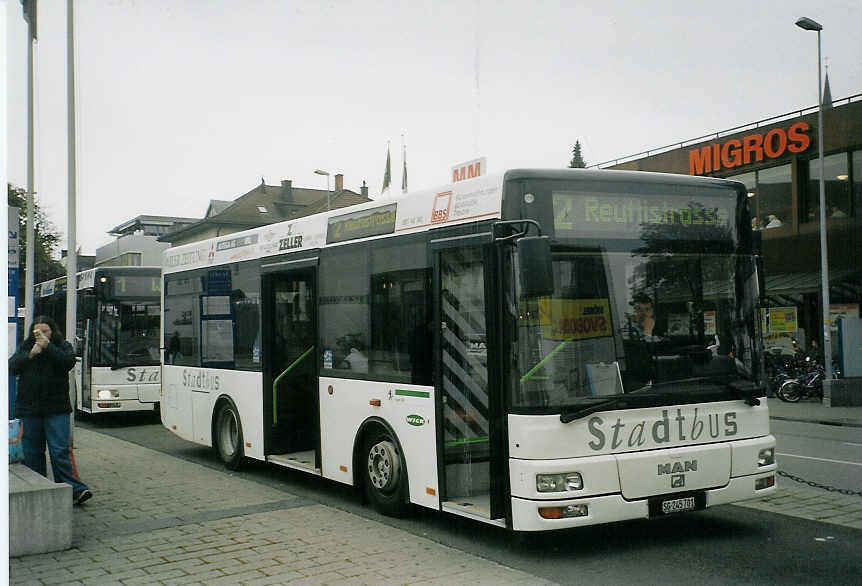 (072'122) - Wick, Wil - Nr. 1/SG 245'701 - MAN/Gppel am 11. Oktober 2004 beim Bahnhof Wil