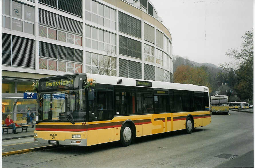 (072'825) - STI Thun - Nr. 95/BE 572'095 - MAN am 29. November 2004 beim Bahnhof Thun