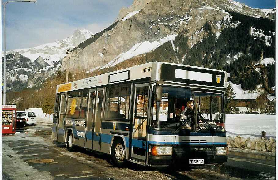 (073'931) - Stockbahn, Kandersteg - BE 286'064 - Neoplan (ex AAGI Interlaken Nr. 35) am 9. Januar 2005 beim Bahnhof Kandersteg