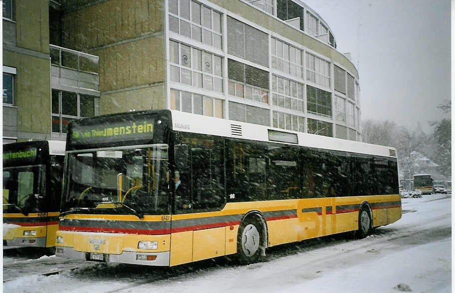 (074'317) - STI Thun - Nr. 98/BE 577'098 - MAN am 23. Januar 2005 beim Bahnhof Thun