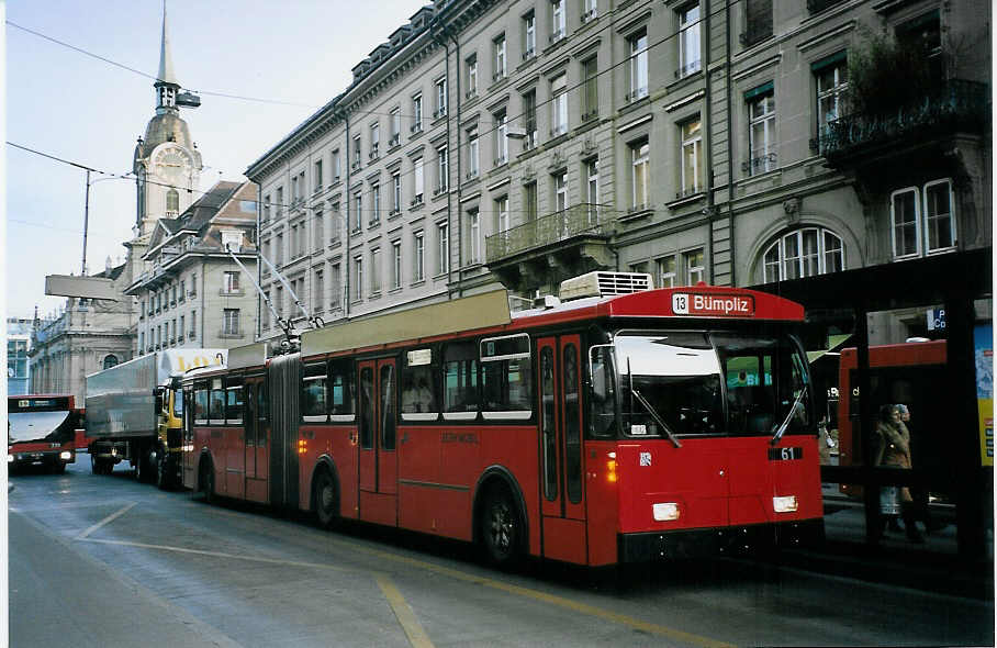 (074'425) - Bernmobil, Bern - Nr. 61 - FBW/Hess Gelenktrolleybus am 10. Februar 2005 beim Bahnhof Bern