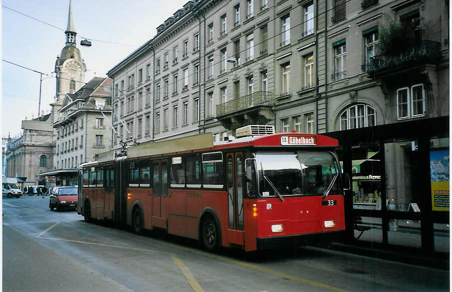 (074'426) - Bernmobil, Bern - Nr. 33 - FBW/Hess Gelenktrolleybus am 10. Februar 2005 beim Bahnhof Bern