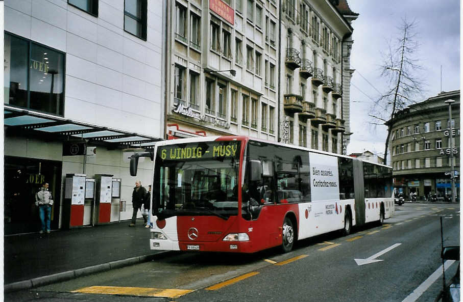 (074'624) - TPF Fribourg - Nr. 587/FR 300'428 - Mercedes am 12. Februar 2005 beim Bahnhof Fribourg