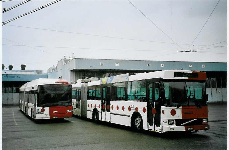 (074'707) - TPF Fribourg - Nr. 521/FR 300'436 - MAN/Hess + Nr. 501/FR 300'413 - Volvo/Hess (ex TF Fribourg Nr. 101) Gelenkduobusse am 12. Februar 2005 in Fribourg, Garage