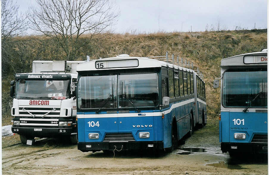 (074'711) - VBL Luzern - Nr. 104 - Volvo/Hess am 12. Februar 2005 beim Bahnhof Courtepin