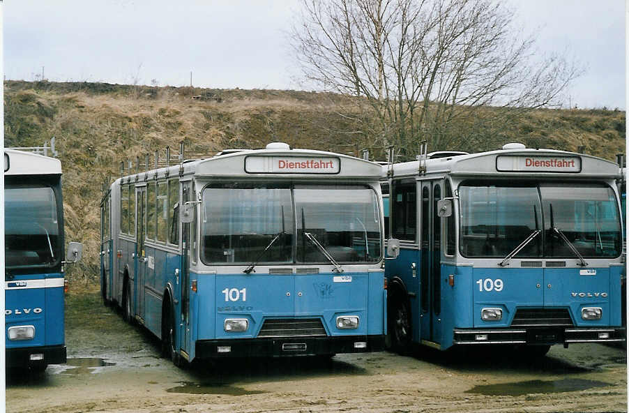 (074'713) - VBL Luzern - Nr. 101 - Volvo/Hess am 12. Februar 2005 beim Bahnhof Courtepin