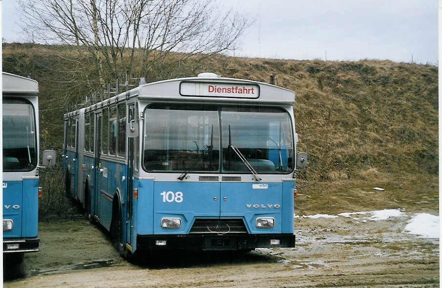 (074'715) - VBL Luzern - Nr. 108 - Volvo/Hess am 12. Februar 2005 beim Bahnhof Courtepin