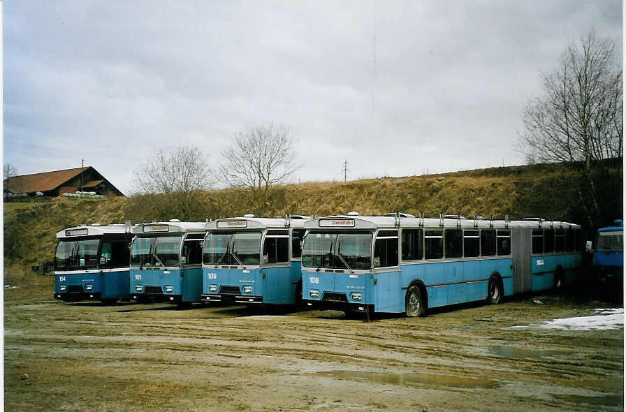 (074'716) - VBL Luzern - Nr. 104 + 101 + 109 + 108 - Volvo/Hess am 12. Februar 2005 beim Bahnhof Courtepin