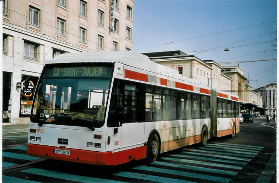 (074'913) - Aus Frankreich: TPG Genve (France) - Nr. 396/1176 XY 74 - Van Hool am 24. Februar 2005 beim Bahnhof Genve