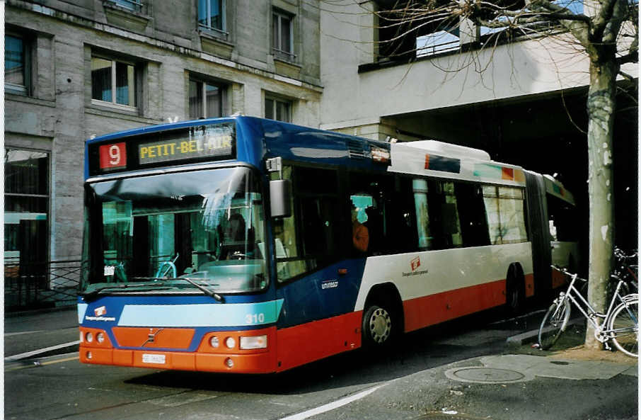 (074'922) - TPG Genve - Nr. 310/GE 96'629 - Volvo am 24. Februar 2005 beim Bahnhof Genve