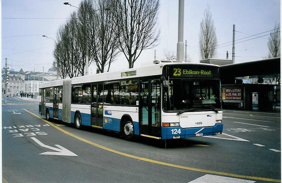 (075'222) - VBL Luzern - Nr. 124/LU 15'004 - Volvo/Hess am 25. Februar 2005 beim Bahnhof Luzern