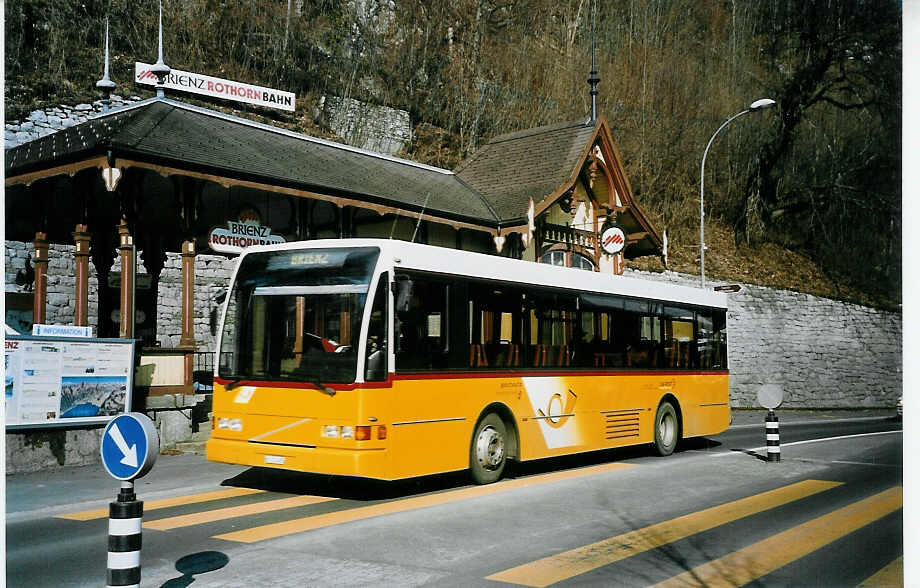 (075'634) - AVBB Schwanden - Nr. 1/BE 123'485 - Volvo/Berkhof am 12. Mrz 2005 beim Bahnhof Brienz