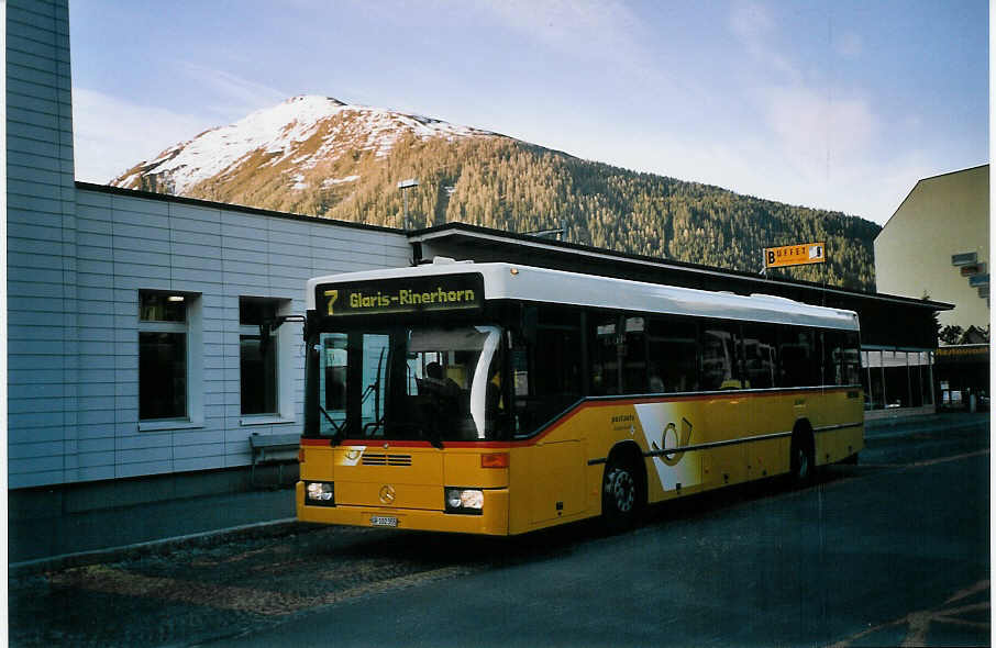 (076'714) - PostAuto Graubnden - GR 102'355 - Mercedes (ex P 25'202) am 26. Mai 2005 beim Bahnhof Davos-Dorf