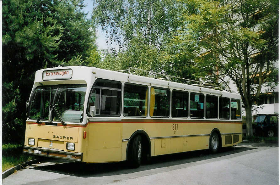 (077'328) - STI Thun - Nr. 57/BE 413'457 - Saurer/R&J am 7. Juni 2005 in Thun, Garage