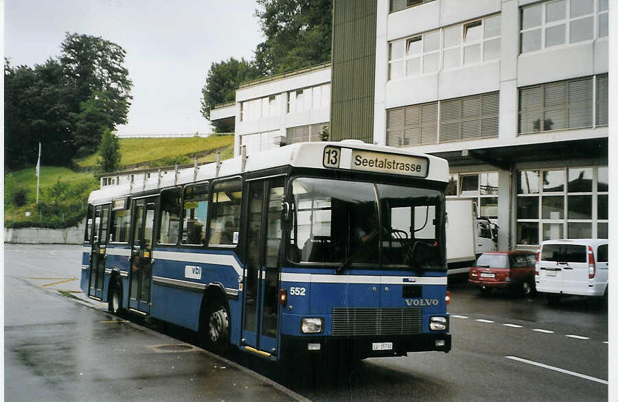 (078'329) - VBL Luzern - Nr. 552/LU 15'730 - Volvo/Hess (ex Nr. 61) am 11. Juli 2005 beim Bahnhof Littau