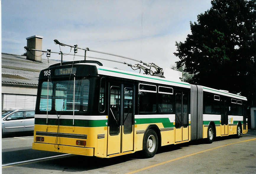 (079'929) - TN Neuchtel - Nr. 165 - FBW/Hess Gelenktrolleybus am 27. August 2005 in Bellach, Hess