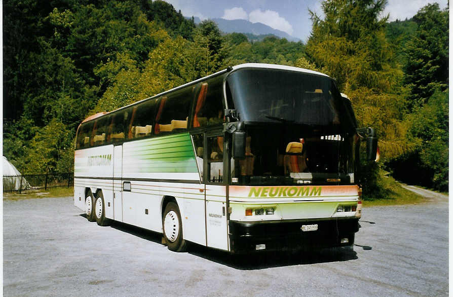 (080'303) - Neukomm, Horboden - BE 145'930 - Neoplan am 3. September 2005 in Bex, Salzsalinen